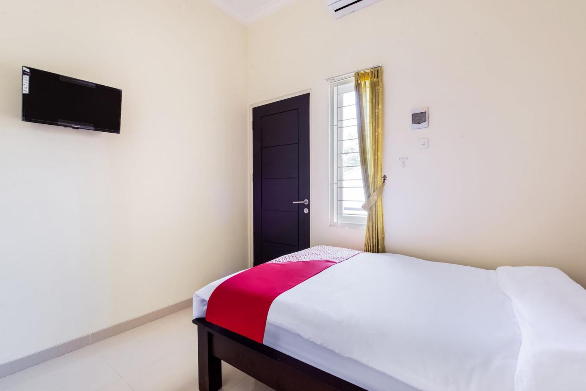 Oyo Life 3398 Griya Rm 19 Syariah Hotel Surabaya Ngoại thất bức ảnh