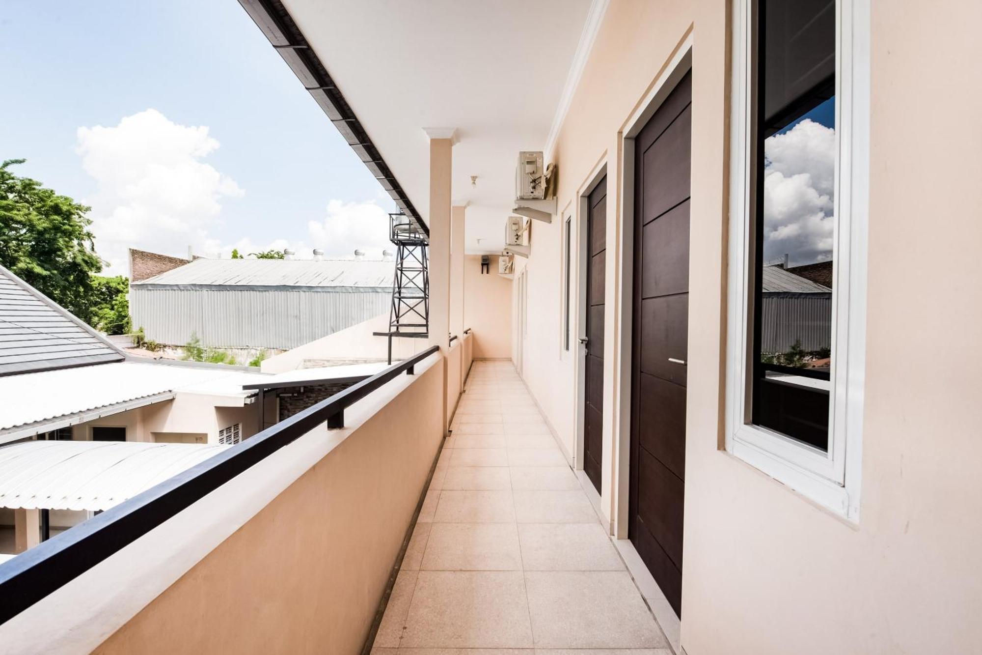 Oyo Life 3398 Griya Rm 19 Syariah Hotel Surabaya Ngoại thất bức ảnh