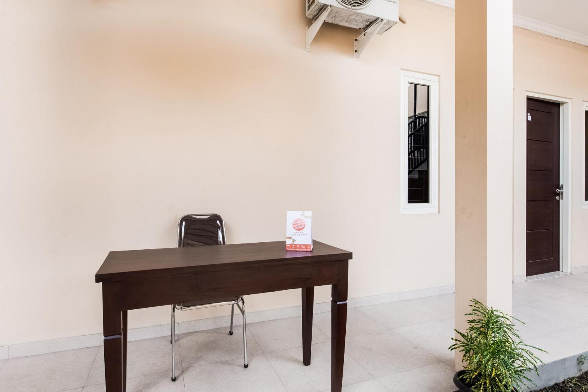 Oyo Life 3398 Griya Rm 19 Syariah Hotel Surabaya Ngoại thất bức ảnh