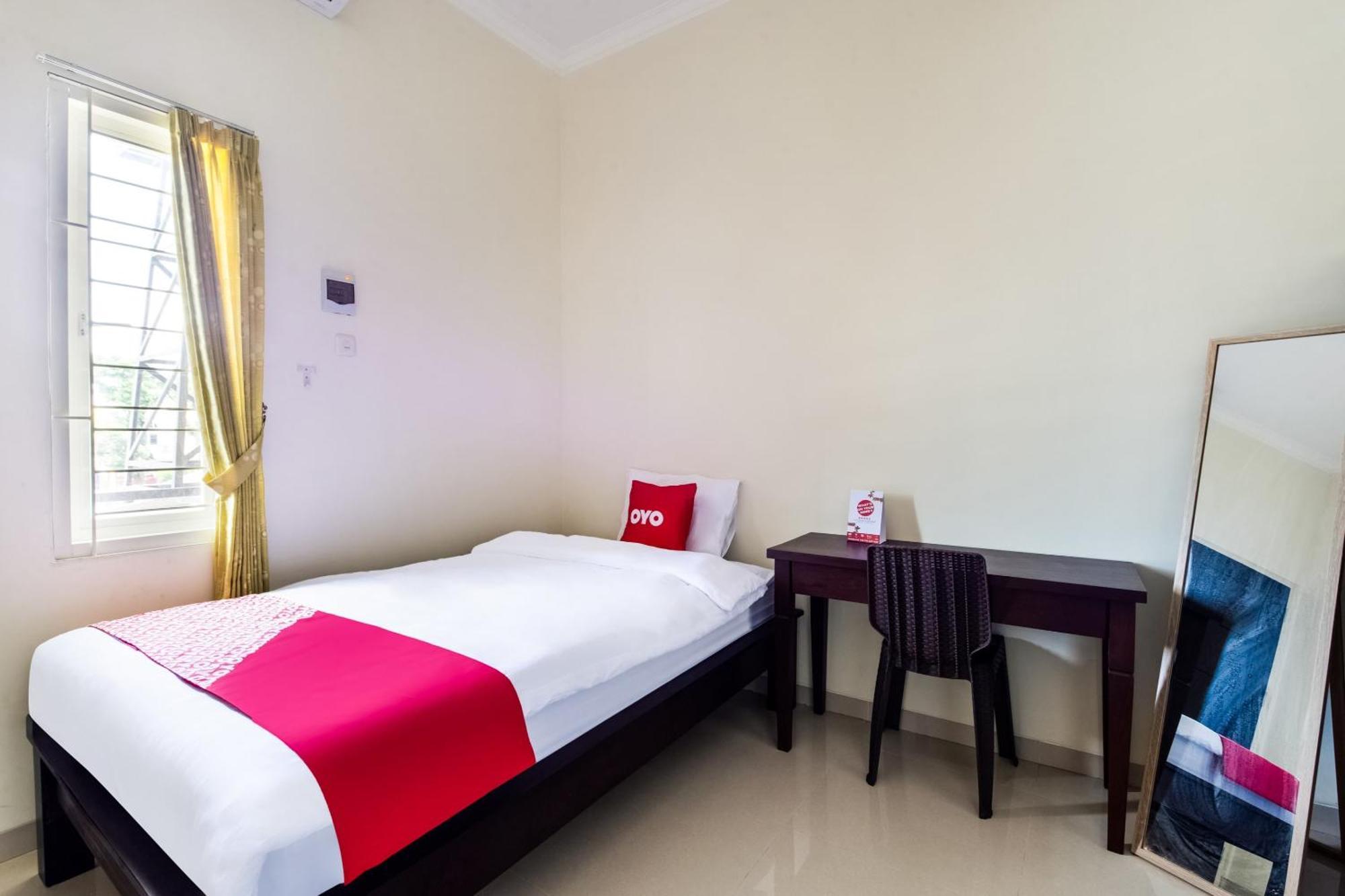 Oyo Life 3398 Griya Rm 19 Syariah Hotel Surabaya Ngoại thất bức ảnh