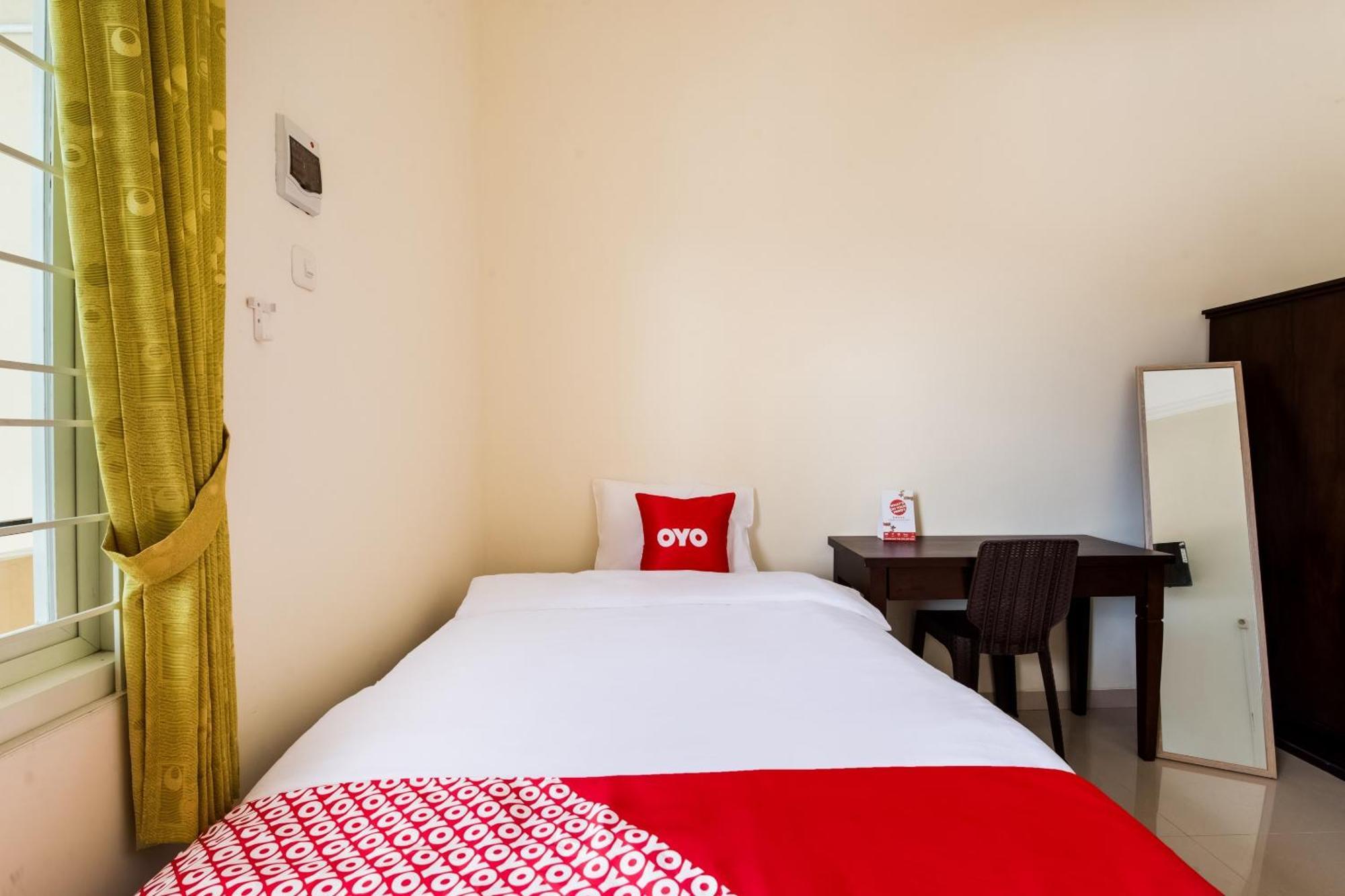 Oyo Life 3398 Griya Rm 19 Syariah Hotel Surabaya Ngoại thất bức ảnh