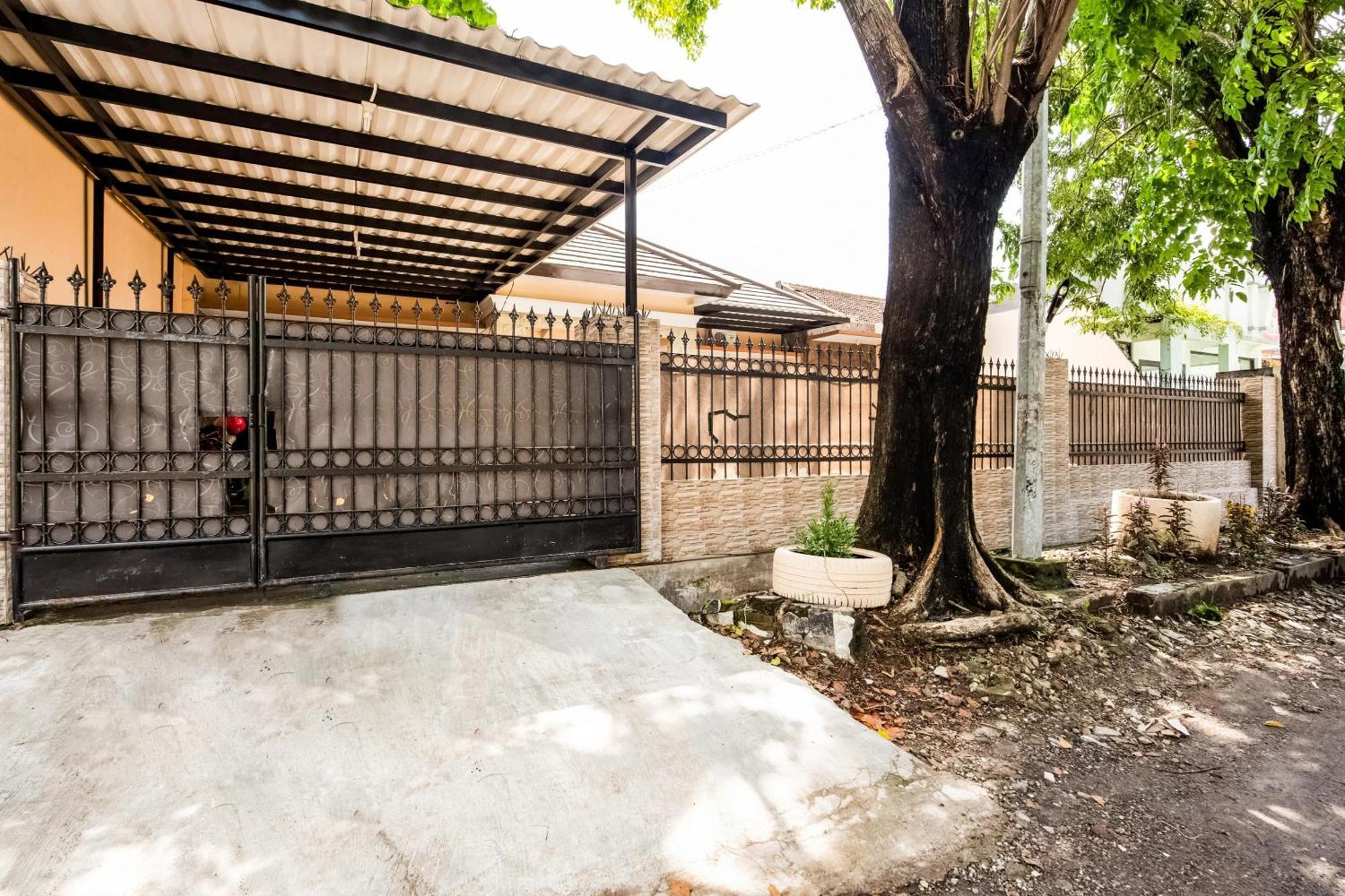 Oyo Life 3398 Griya Rm 19 Syariah Hotel Surabaya Ngoại thất bức ảnh